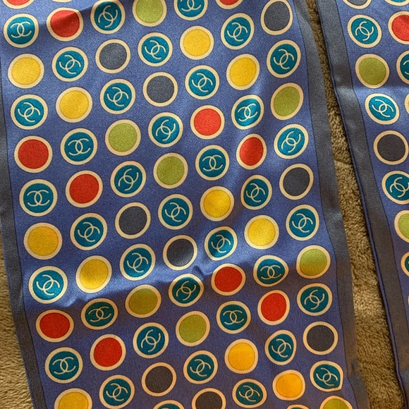 100% authentic Chanel silk scarf reverse print - Picture 5 of 5